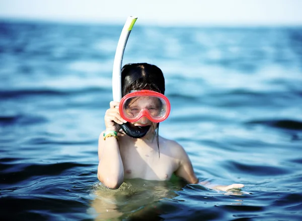 Liten flicka med dykning mask och snorkel till sjöss — Stockfoto