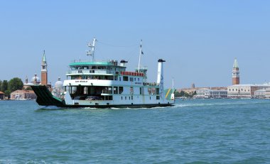 Venedik, Ve - İtalya. 14 Temmuz, 2015: feribot için taşıma araçları ve