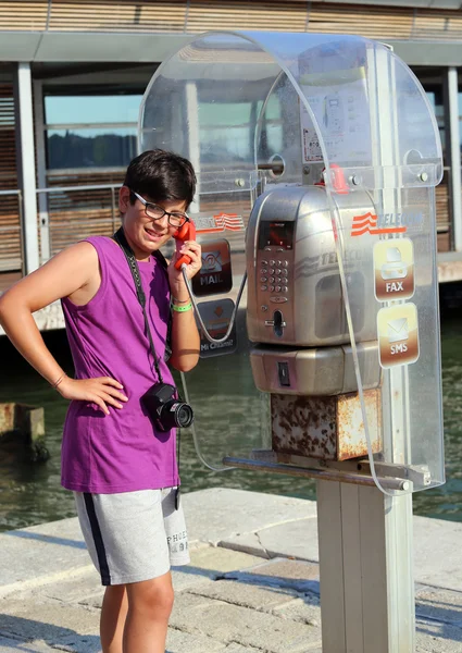 Venedig, Ve - Italien. 18 juli, 2015: ung turist kille med kom — Stockfoto