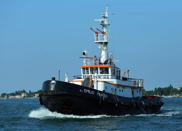 Venice, VE - Italy. 14th July, 2015:  powerful tugboat used to d — Stock Photo, Image