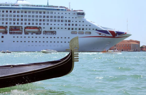 Venice, VE - Italy. 14th July, 2015: cruise ship and gondola in — Stock Photo, Image