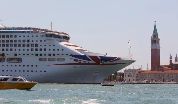 Veneza, VE - Itália. 14 de julho de 2015: enorme navio de cruzeiro na lata — Fotografia de Stock