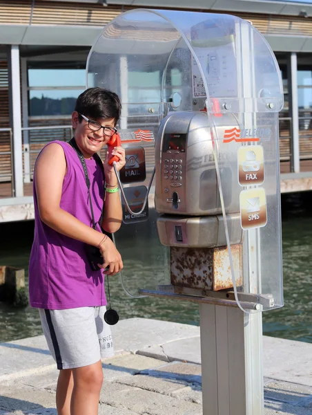 Venedig Italien Juli 2015 Ung Turist Kille Med Kameratelefoner Från — Stockfoto