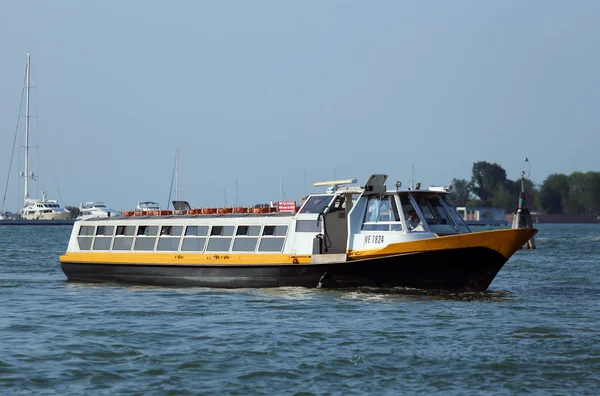 Venecia, VE - Italia. 14 de julio de 2015: Vaporetto para el transporte —  Fotos de Stock