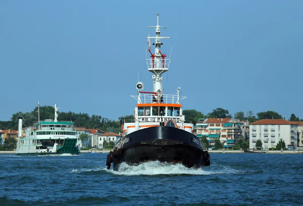 Venedig, Ve - Italien. 14 juli, 2015: kraftfull bogserbåten brukade d — Stockfoto