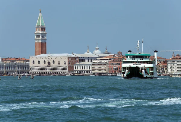 Venecia, VE - Italia. 14 de julio de 2015: Ferry para el transporte de coches y Fotos De Stock