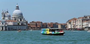 Venedik, Ve - İtalya. 14 Temmuz, 2015: Vaporetto ile Expo 2015 L