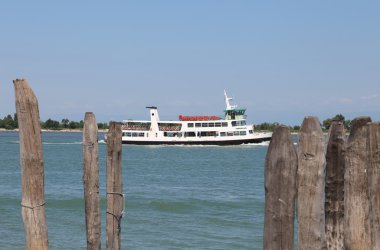 Venedik, Ve - İtalya. 14 Temmuz, 2015: Vaporetto adlı deniz otobüsü 