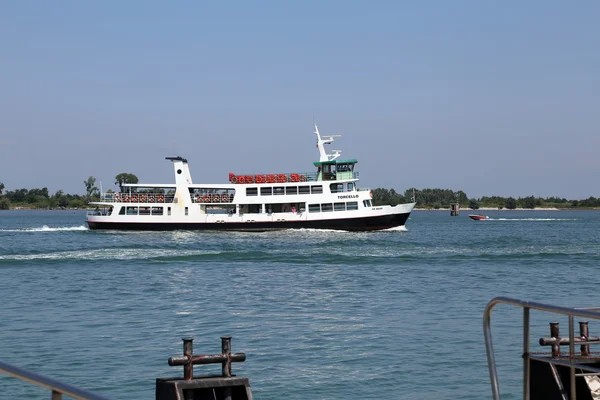 Venedig, ve - Italien. 14. Juli 2015: Schiff zum Transport von Touristen — Stockfoto