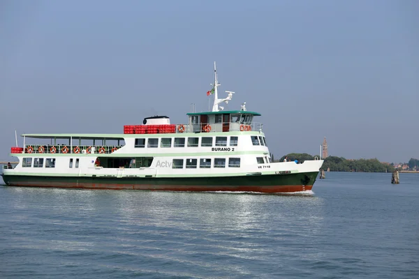 Venedig, Ve - Italien. 14 juli, 2015: vattenbussen Vaporetto som kallas — Stockfoto