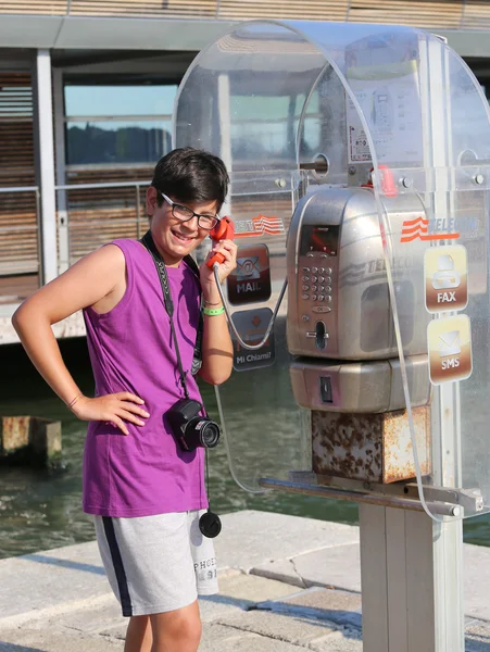 Venedig Italien Juli 2015 Ung Turist Kille Med Kameratelefoner Från — Stockfoto