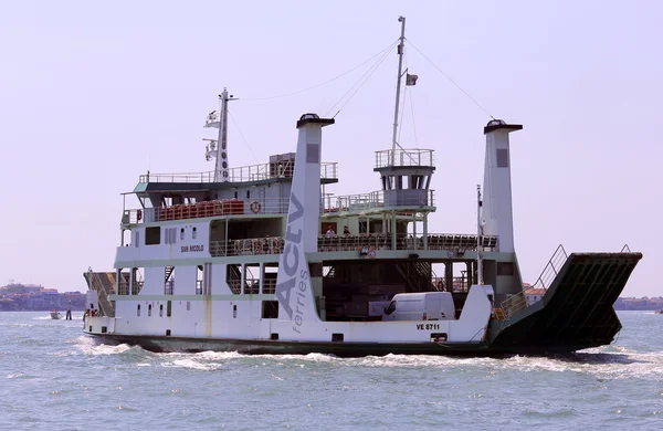 Ve - Βενετία, Ιταλία. 14η Ιουλίου 2015: πλοίο να μεταφέρουν αυτοκίνητα και — Φωτογραφία Αρχείου