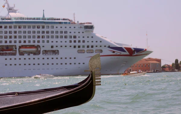 Venice, VE - Italy. 14th July, 2015: cruise ship and gondola in — Stock Photo, Image