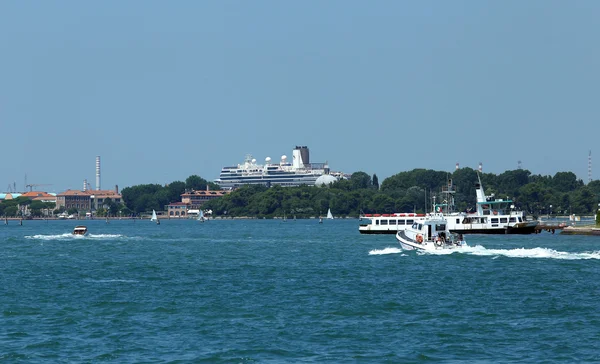 Veneza, VE - Itália. 14 de julho de 2015: enorme navio de cruzeiro na lata — Fotografia de Stock