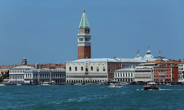 Veneza, VE - Itália. 14 de julho de 2015: Doge 's Palace and the Bell — Fotografia de Stock