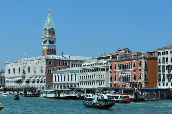 Venise, VE - Italie. 14 juillet 2015 : Le Palais des Doges et la Cloche — Photo