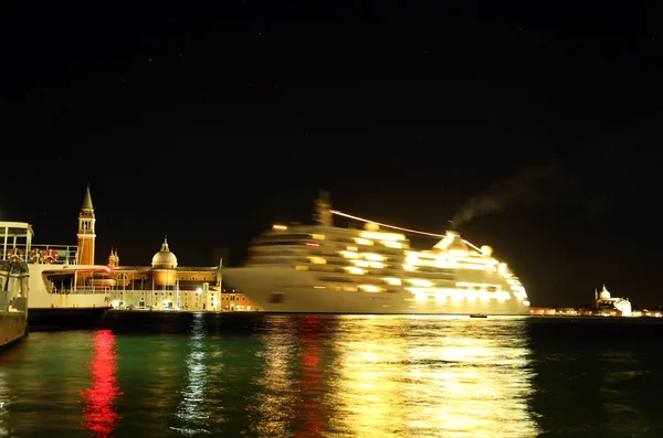 Venice, VE - Italy. 10th July, 2015: cruise ship departs from Ve — Stock Photo, Image