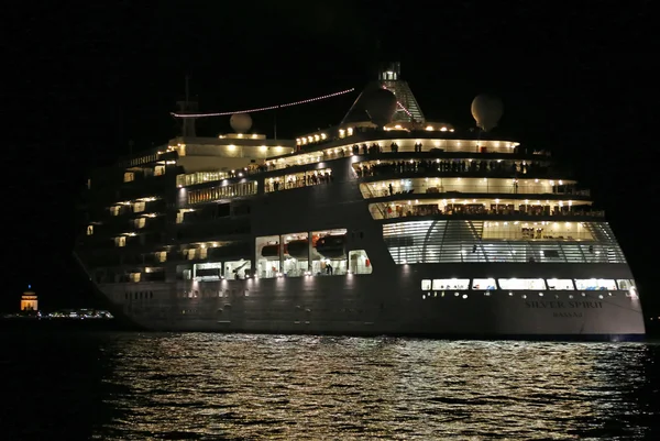 Venice, VE - Italy. 10th July, 2015: cruise ship departs from Ve — Stock Photo, Image