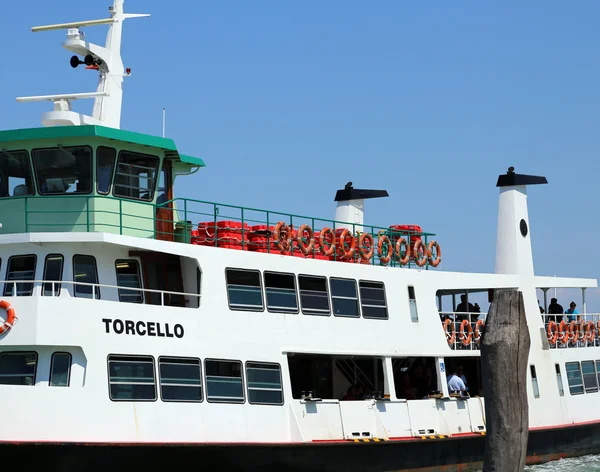 Venecia, VE - Italia. 14 de julio de 2015: autobús acuático llamado Vaporetto —  Fotos de Stock