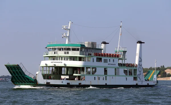 Venecia, VE - Italia. 14 de julio de 2015: Ferry para el transporte de coches y —  Fotos de Stock