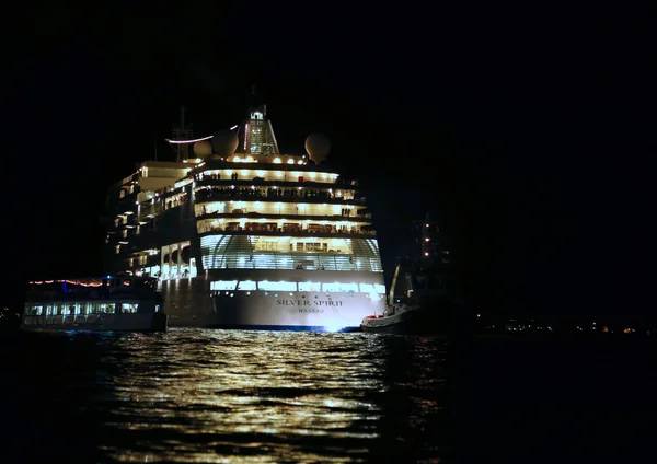 Venedik, Ve - İtalya. 10 Temmuz, 2015: cruise gemi kalkar Ve — Stok fotoğraf
