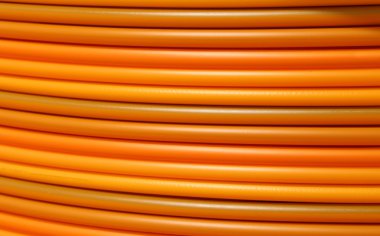 undergroun kurulumu için turuncu plastik borular bobinleri