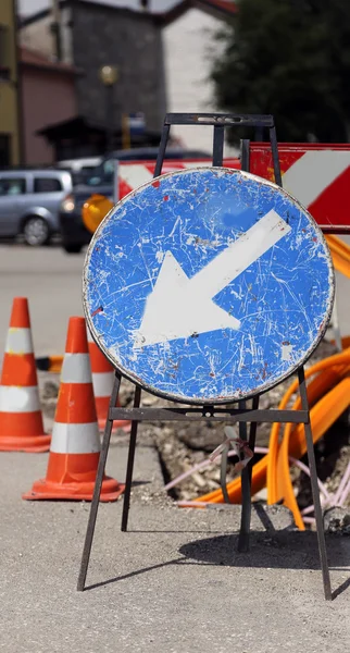 Signalisation routière près de l'excavation pour la pose de télécommunications i — Photo