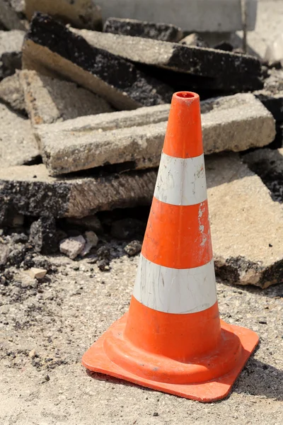 Traffico Cono in mezzo alla strada asfalto — Foto Stock