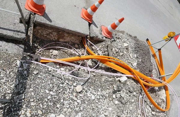 Costruzione stradale con tubi per la posa di fibre ottiche — Foto Stock