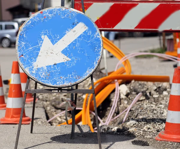 Straßenschild mit Pfeil weiß vor dem Aushub für die Verlegung von t — Stockfoto