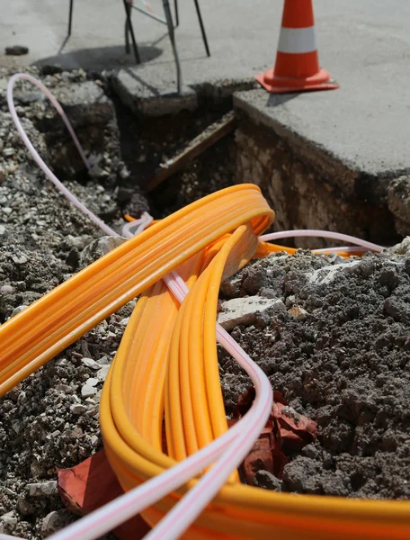 Straßenarbeiten zur Verlegung von Glasfaserkabeln für die Telekom — Stockfoto