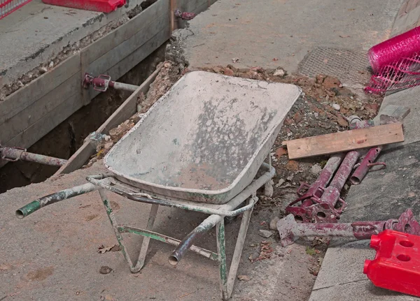 Schubkarre in der Baustelle in der Nähe der Baugrube f — Stockfoto