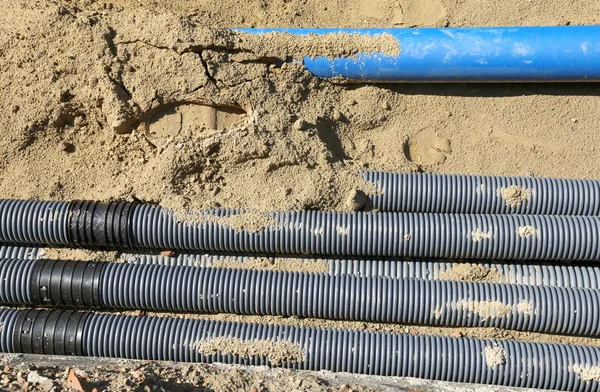 Tubos ondulados para a colocação de cabos elétricos na escavação — Fotografia de Stock