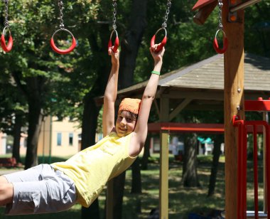 Çocuk açık Bahçesi halkalar ile çalış