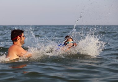 genç Baba kızıyla birlikte çalış ve küçük kız spla yapar