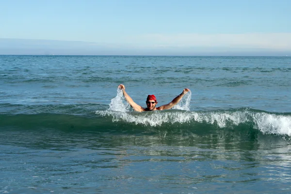 Persona tra le onde del mare divertendosi — Foto Stock