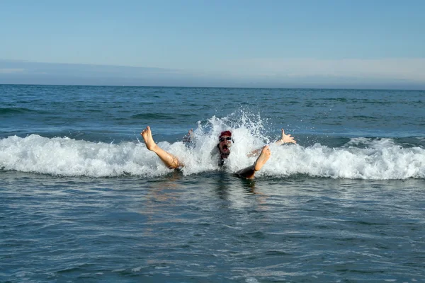 L'homme dans les vagues de la mer tout en s'amusant — Photo