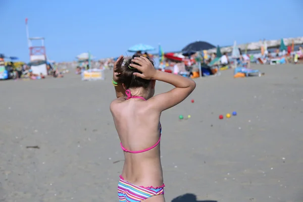 Dziewczynka bawi się miseczki na plaży — Zdjęcie stockowe