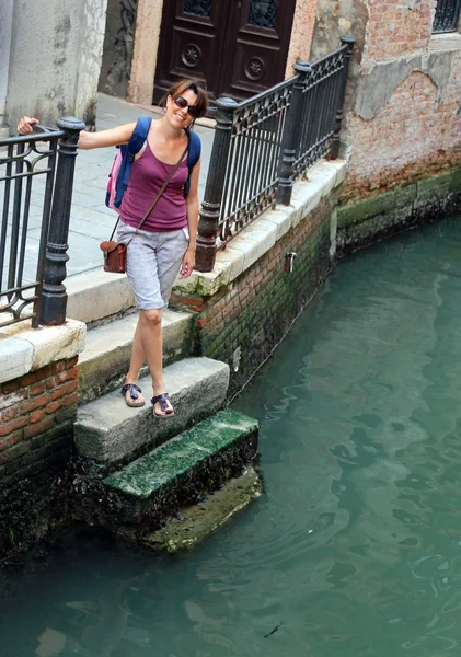 Bela turista visitando a cidade de Veneza na escada — Fotografia de Stock