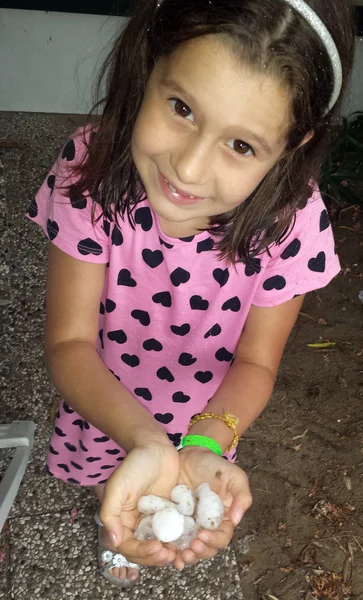 Niña con granizo helado después de la tormenta — Foto de Stock