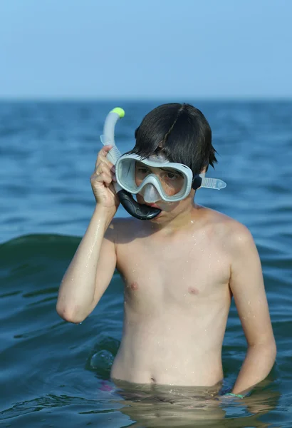 Bambino in mare con maschera subacquea — Foto Stock