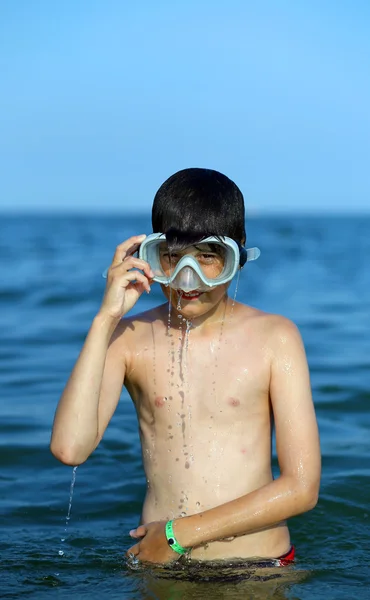 Barn till sjöss med dykning mask — Stockfoto