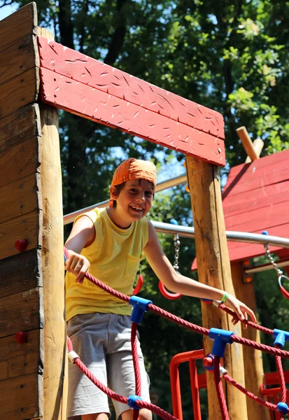 Bambino felice gioca nella grande fiera del parco giochi all'aperto — Foto Stock