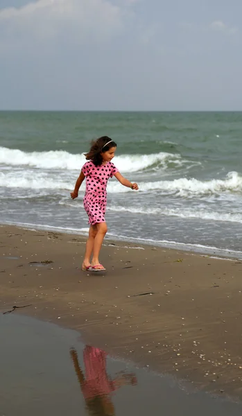 Hermosa niña con vestido rosa con pequeños corazones negros ru — Foto de Stock