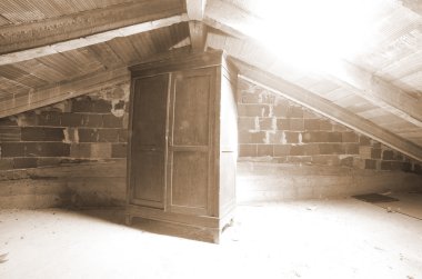 tozlu Tavan ahşap dolap