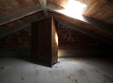 tozlu Tavan ahşap dolap