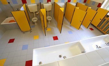 Seramik tuvaletler ve anaokulu banyo lavabo