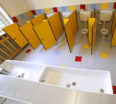 tuvalet ve anaokulu banyo lavabo
