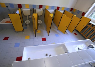küçük tuvalet ve anaokulu banyo lavabo