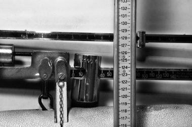 Eski bir ölçek ağırlık Pediatrik tıbbi bir klinik içinde detay